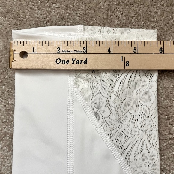 Fila Cropped Sports Yoga Leggings White Lace Pockets NWOT Size Large - Picture 9 of 12